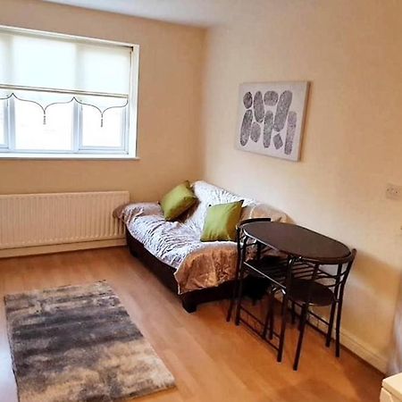 Pinfold Court Apartments Ноуслі Екстер'єр фото